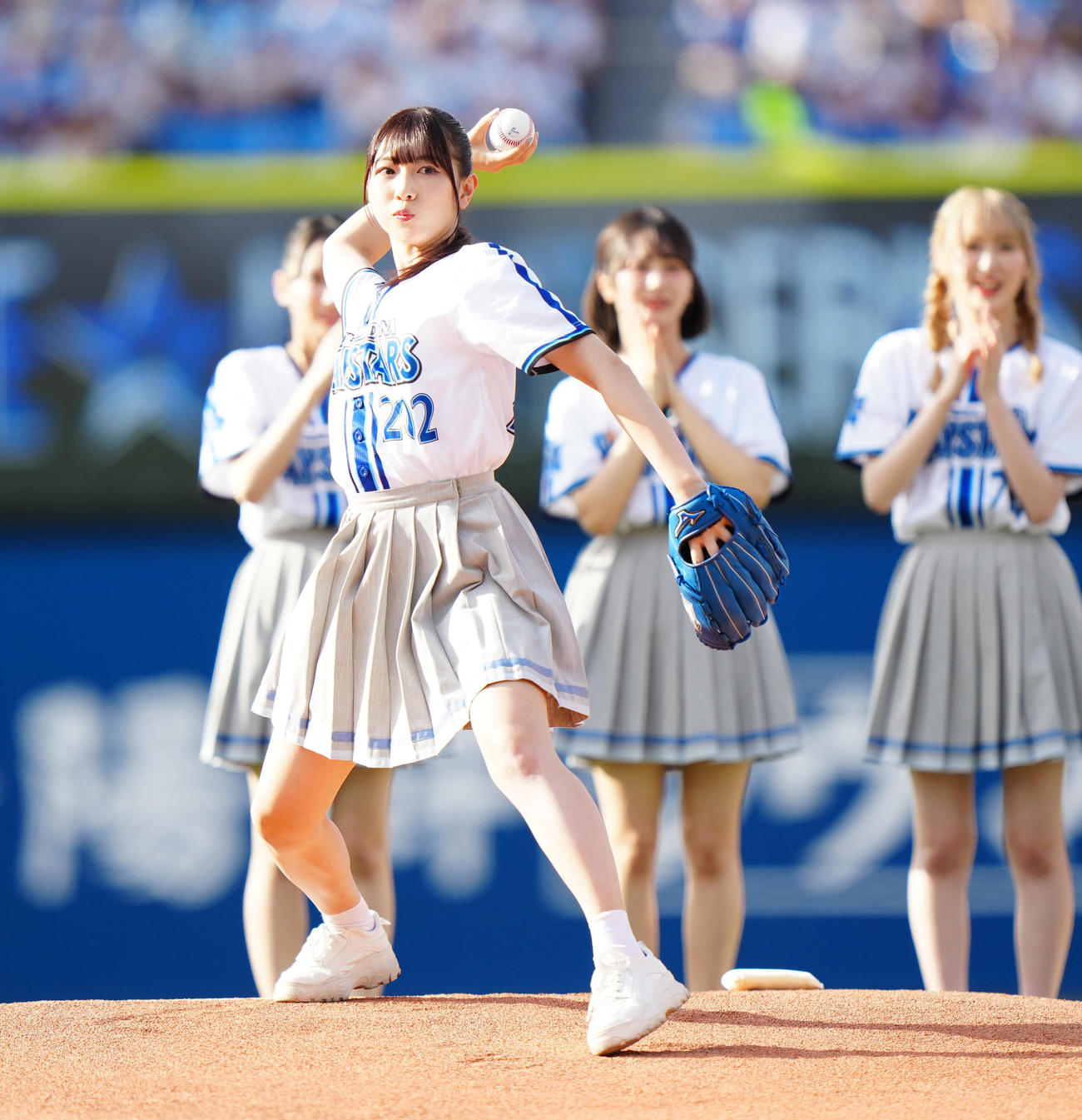 DeNA対広島　試合前、セレモニアルピッチに臨む≠MEの蟹沢萌子（撮影・江口和貴）