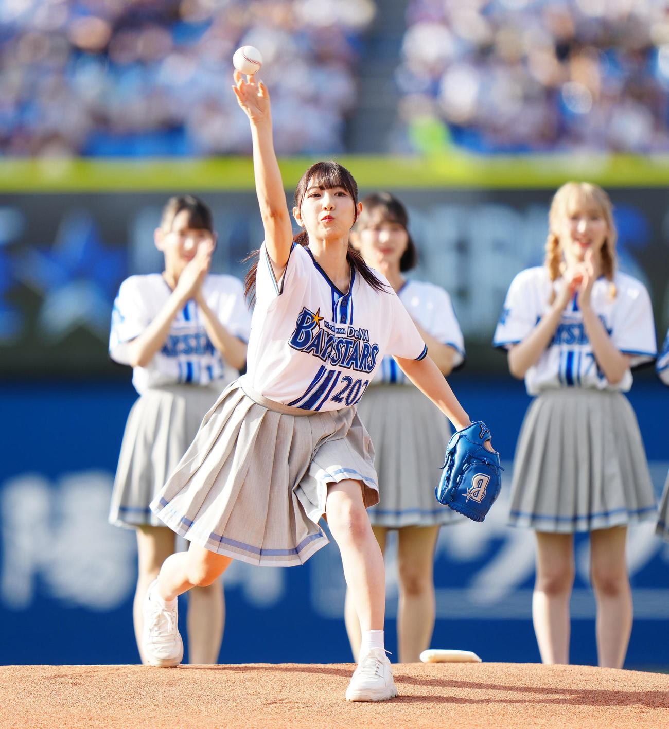 DeNA対広島　試合前、セレモニアルピッチに臨む≠MEの蟹沢萌子（撮影・江口和貴）