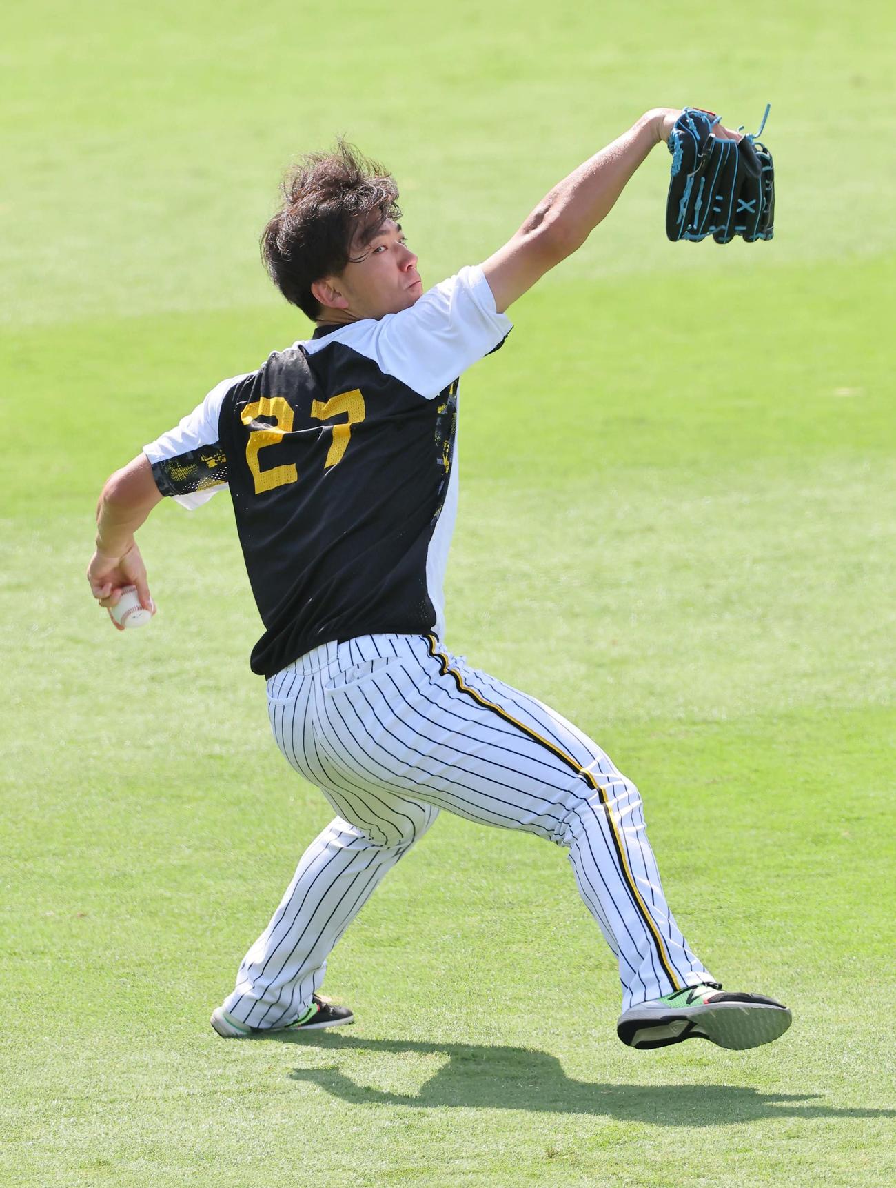阪神対中日　キャッチボールをして汗を流す伊藤将（撮影・上田博志）