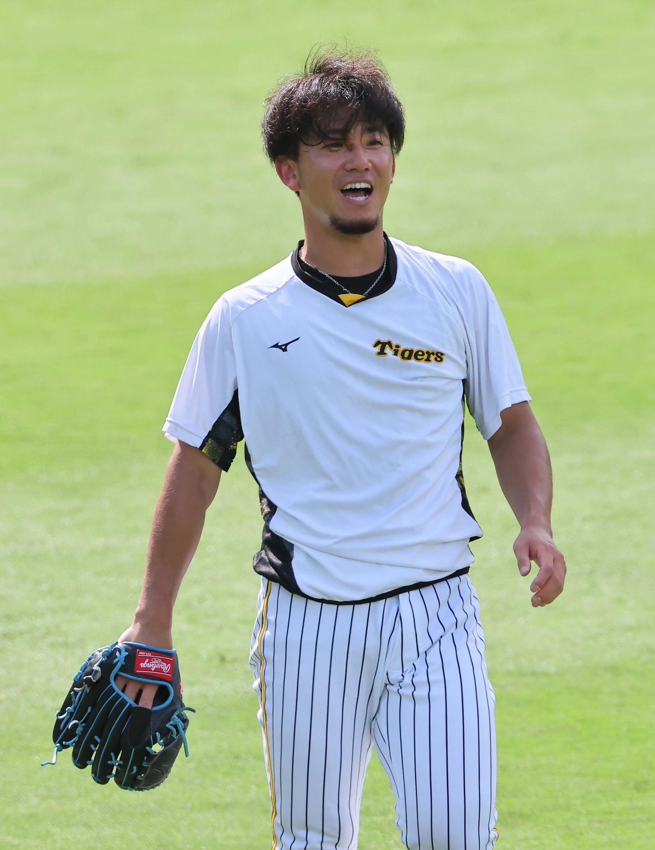 阪神対中日　笑顔を見せながらキャッチボールをする伊藤将（撮影・上田博志）