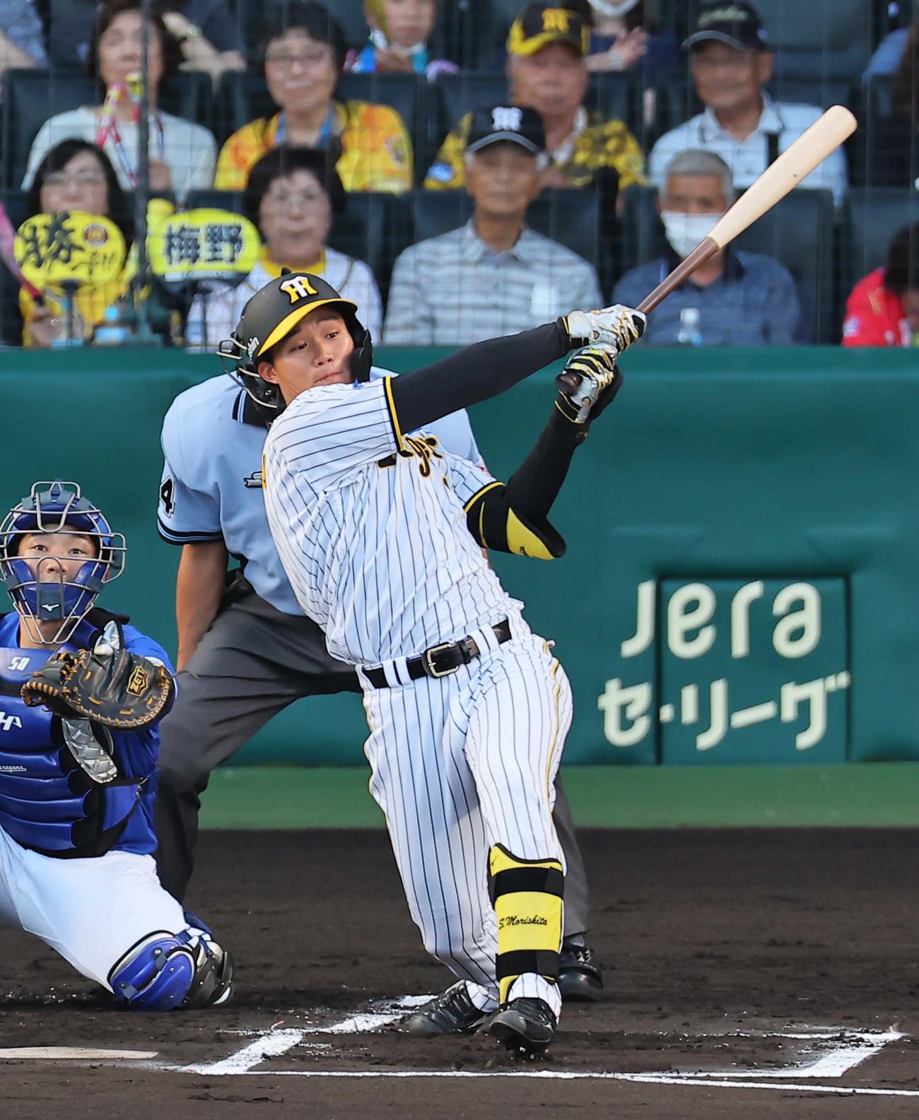 阪神対中日　1回裏阪神無死、森下は左翼線へ二塁打を放つ（撮影・上田博志）
