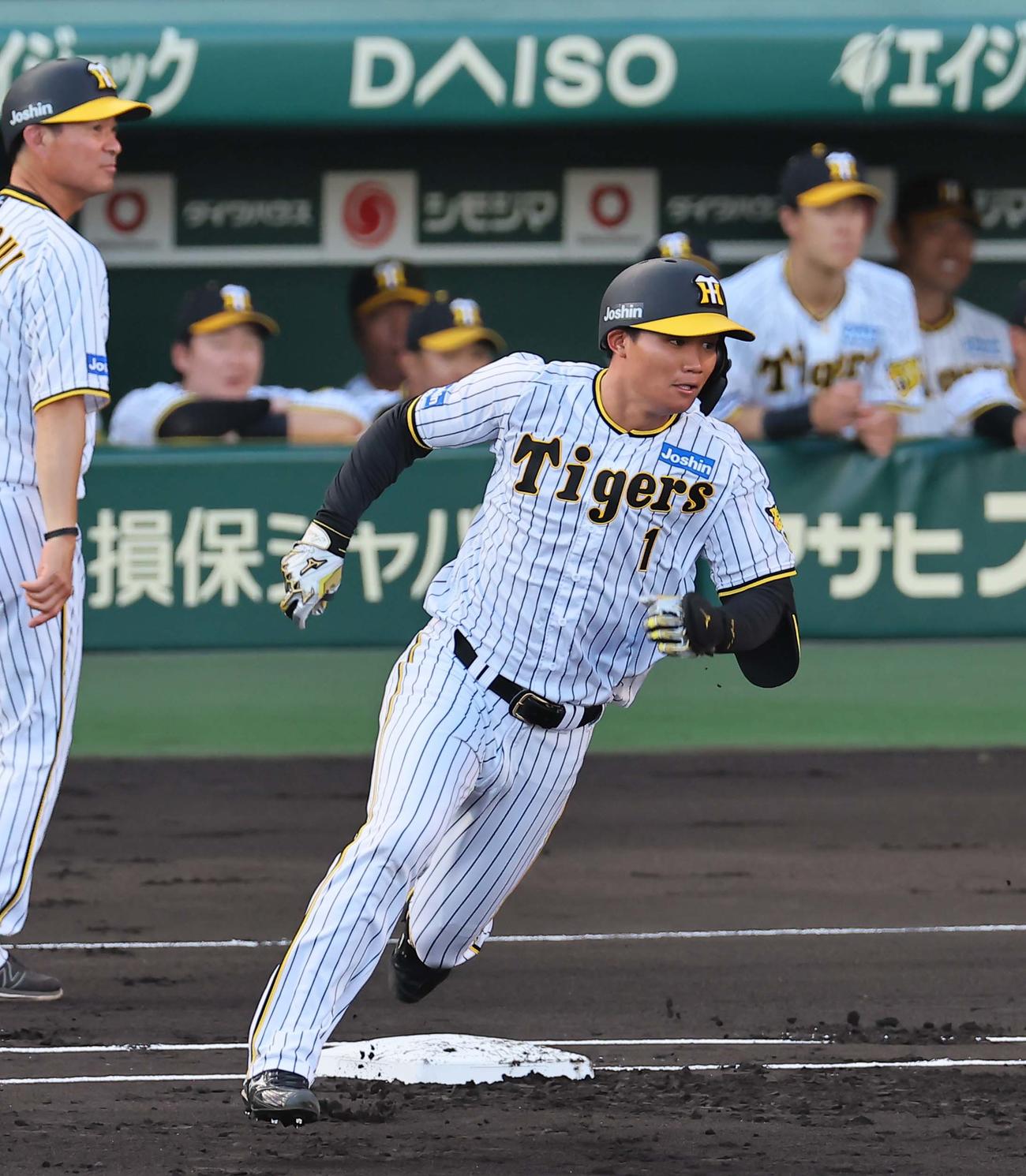 阪神対中日　1回裏阪神無死、森下は左翼線へ二塁打を放つ（撮影・上田博志）