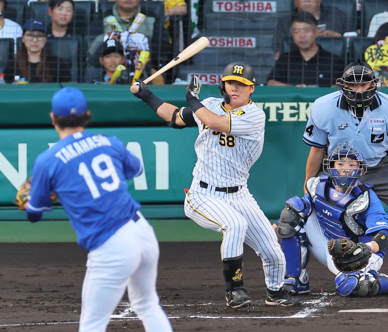 阪神対中日　1回裏阪神1死三塁、前川は右前に先制適時打を放つ（撮影・上田博志）