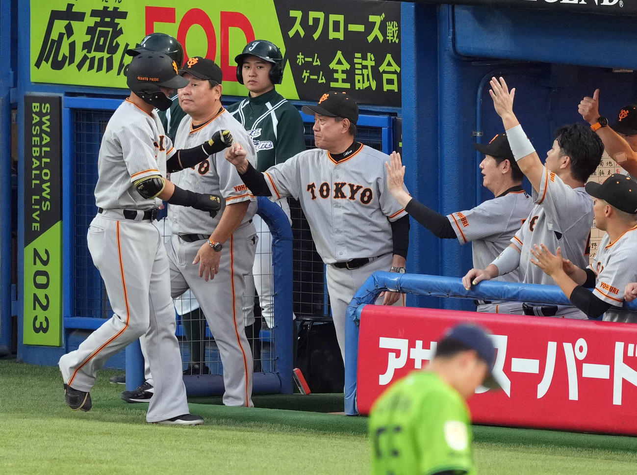 ヤクルト対巨人　3回表巨人1死、先制ソロ本塁打を放った吉川（左）をタッチで迎える原監督（中央）（撮影・狩俣裕三）
