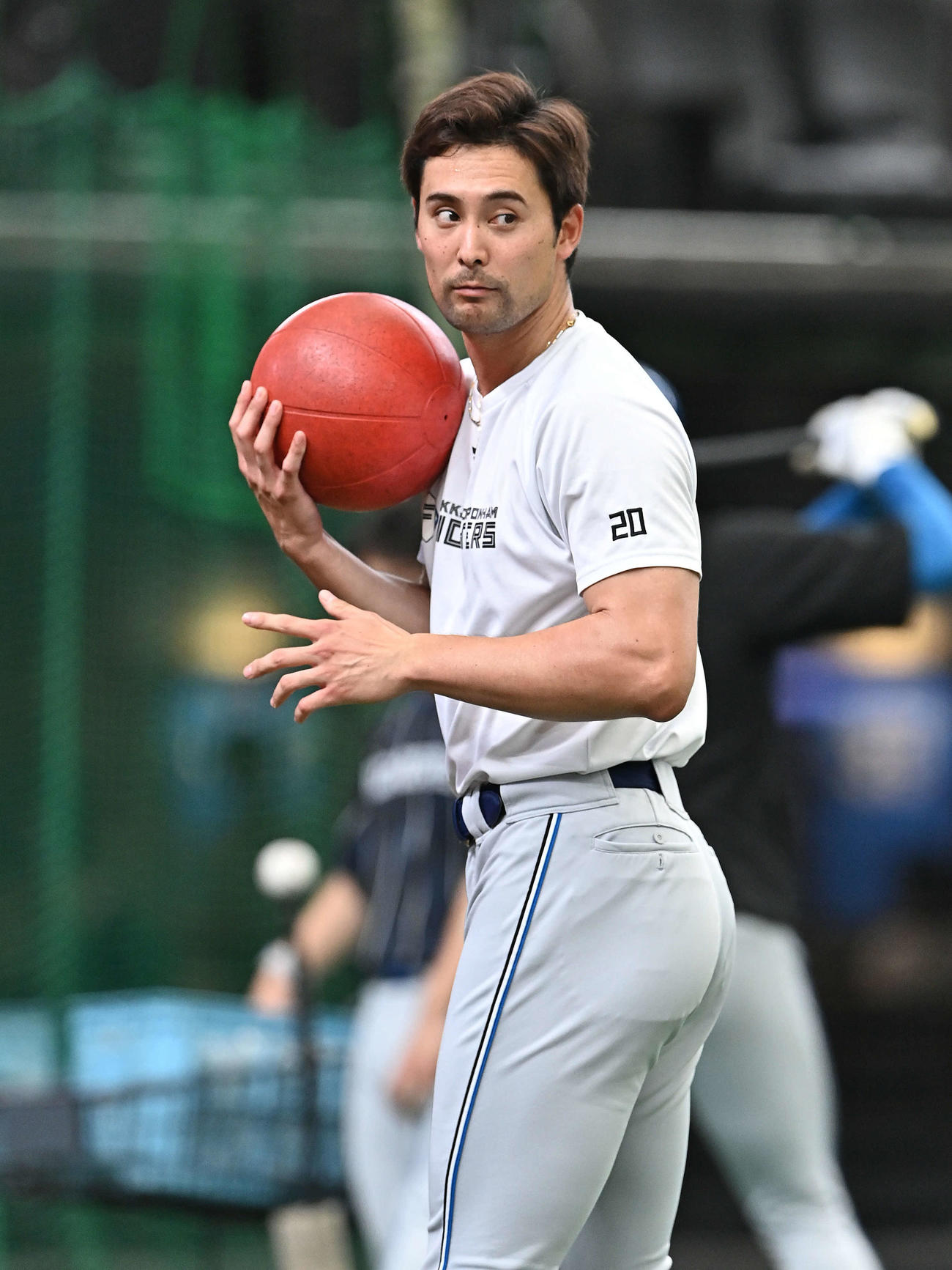 西武対日本ハム　試合前練習で調整する日本ハム上原（撮影・滝沢徹郎）