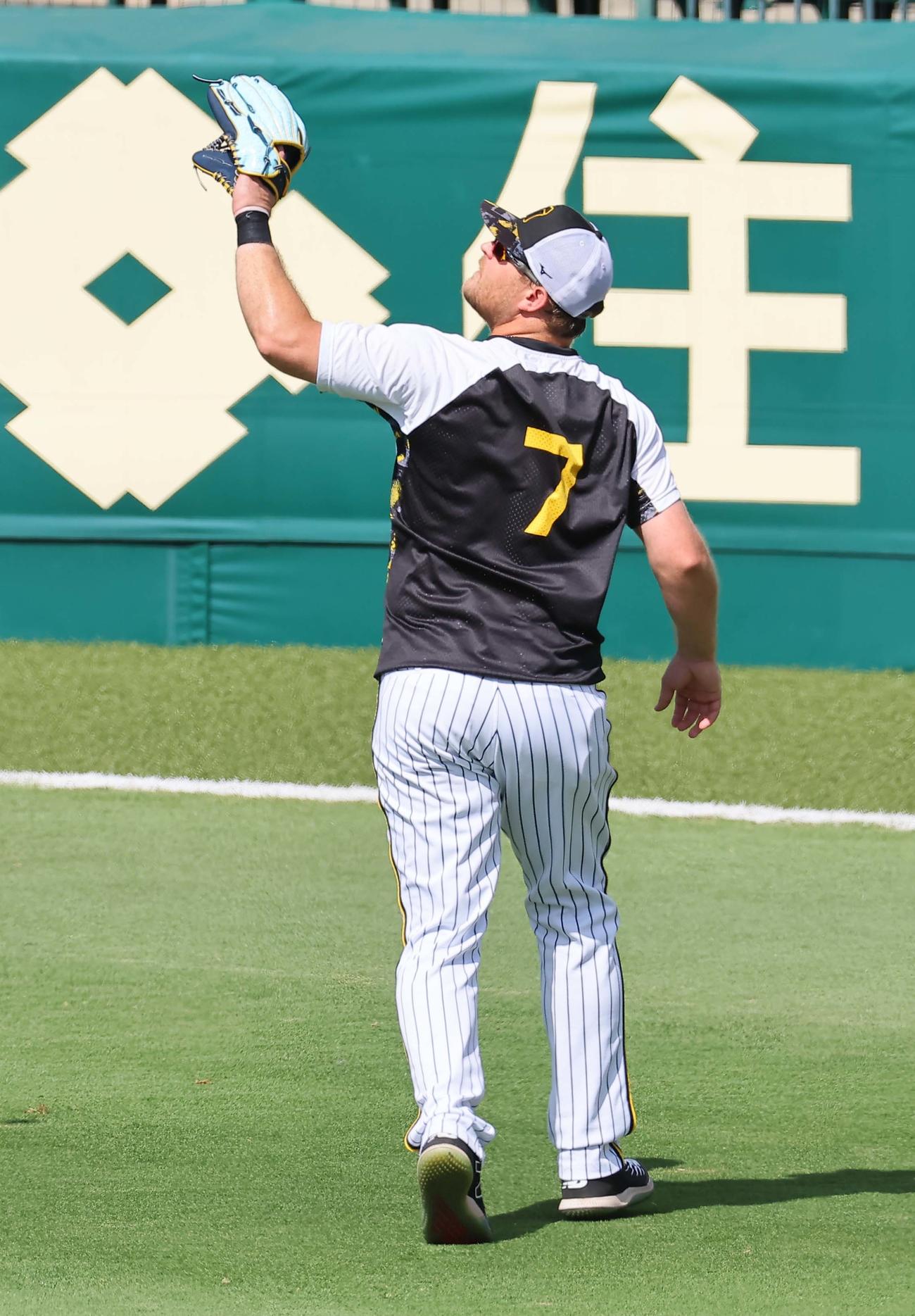 阪神対中日　守備練習をするノイジー（撮影・上田博志）