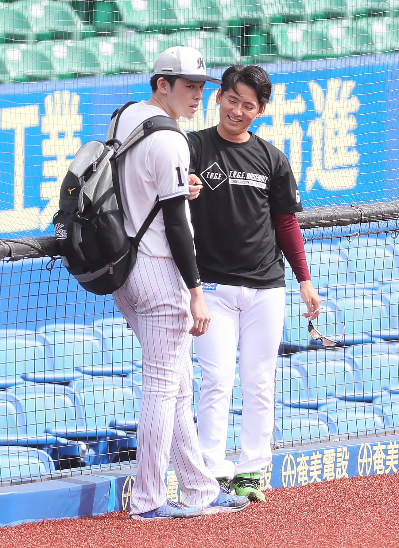 ロッテ対楽天　試合前、談笑するロッテ佐々木朗（左）と楽天林（撮影・足立雅史）