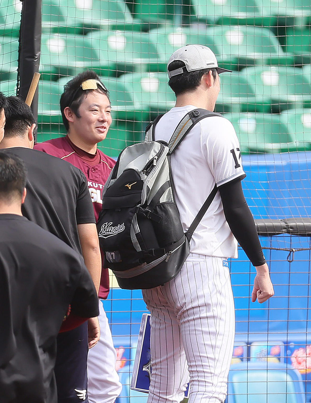 試合前、談笑する楽天松井裕（左）とロッテ佐々木朗（撮影・足立雅史）