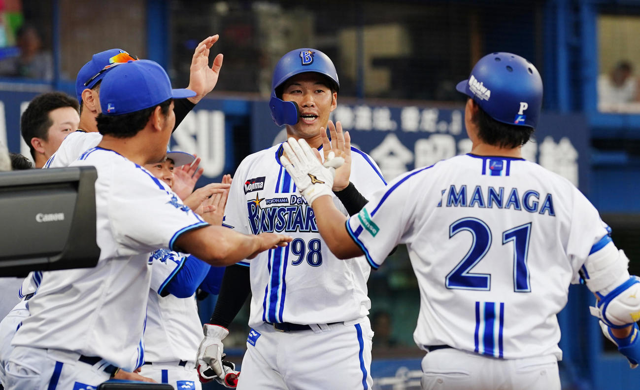 DeNA対広島　6回裏DeNA無死一、三塁、今永（右）のスクイズで生還した京田（中央）（撮影・江口和貴）
