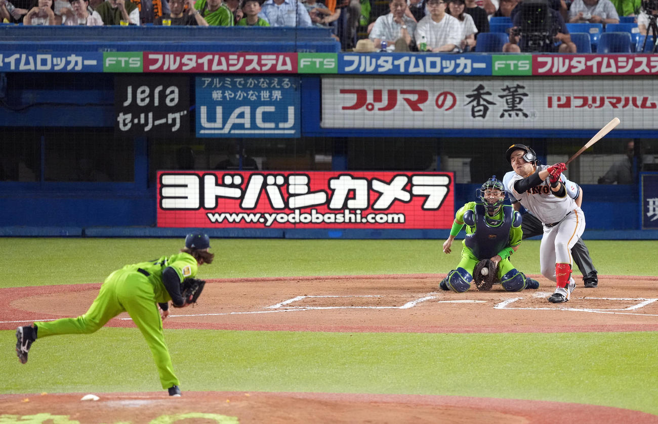 ヤクルト対巨人　6回表巨人無死、空振り三振に倒れる浅野。投手ピーターズ（撮影・狩俣裕三）