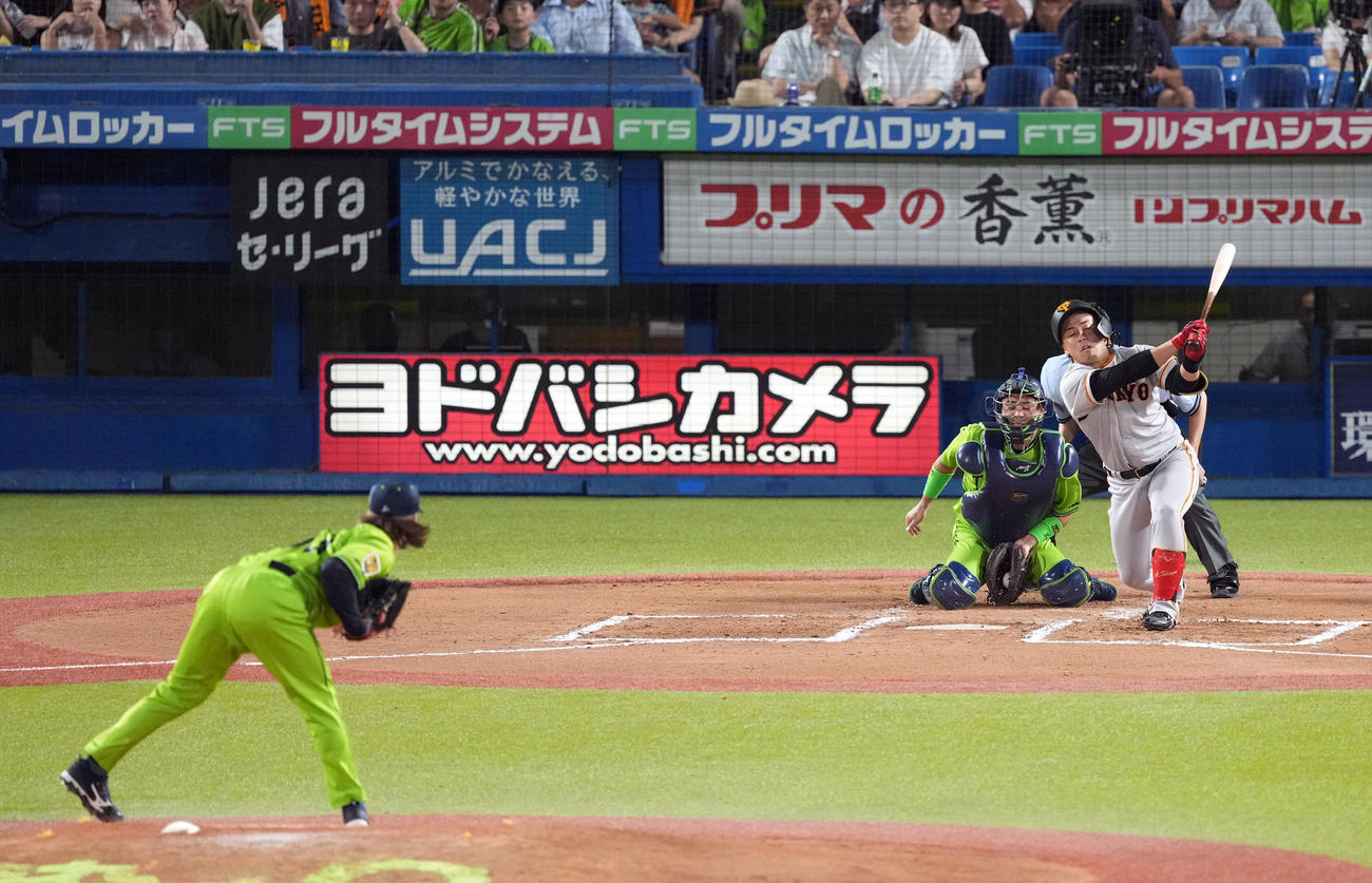 ヤクルト対巨人　6回表巨人無死、空振り三振に倒れる浅野。投手ピーターズ（撮影・狩俣裕三）