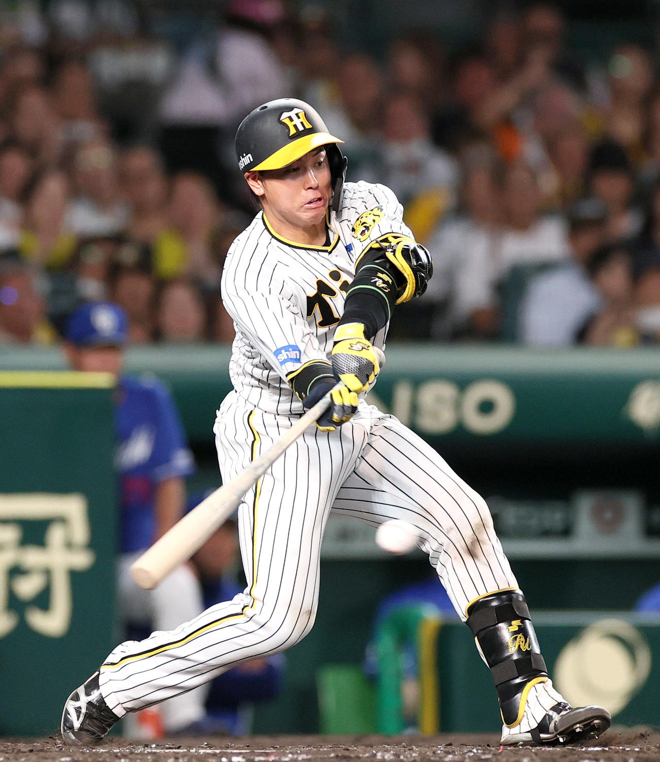 阪神対中日　4回裏阪神2死一、二塁、梅野は中前適時打を放つ（撮影・上山淳一）