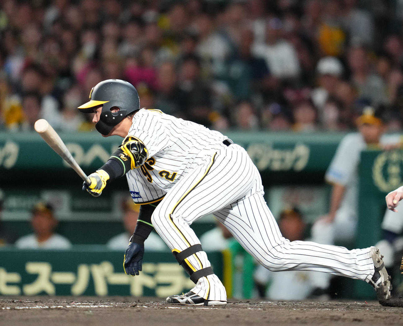 阪神対中日　4回裏阪神2死一、二塁、梅野が中前に適時打を放つ（撮影・藤尾明華）