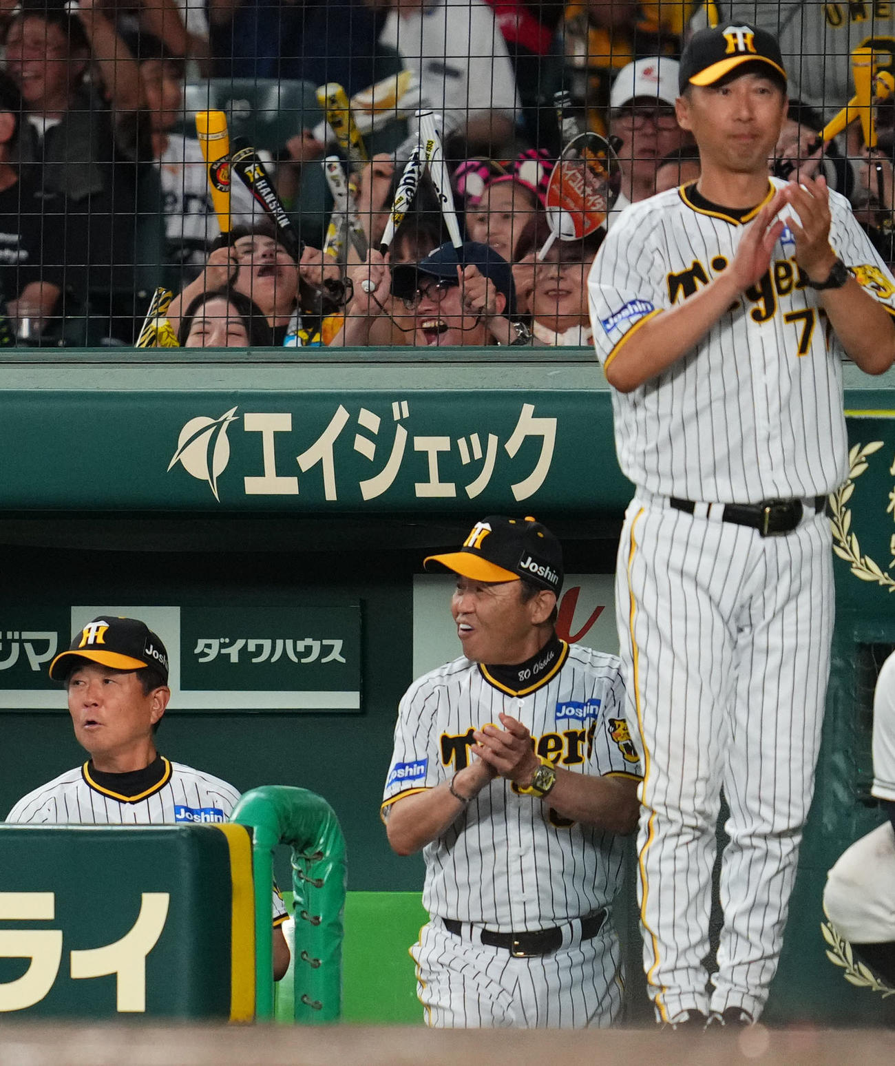 阪神対中日　4回裏阪神2死一、二塁、梅野の中前に適時打で大山が生還し、手をたたく阪神岡田監督（中央）（撮影・藤尾明華）