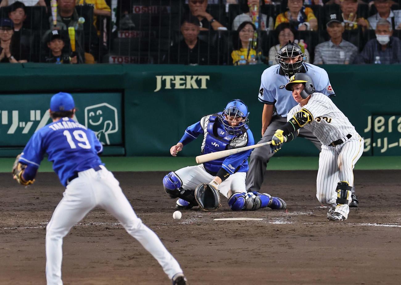 阪神対中日　4回裏阪神2死一、二塁、梅野は中前に勝ち越し適時打を放つ（撮影・上田博志）