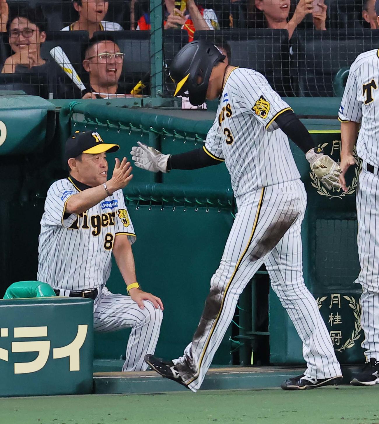 阪神対中日　4回裏阪神2死一、二塁、梅野の中前勝ち越し適時打で生還した大山（右）をハイタッチで出迎える岡田監督（撮影・上田博志）