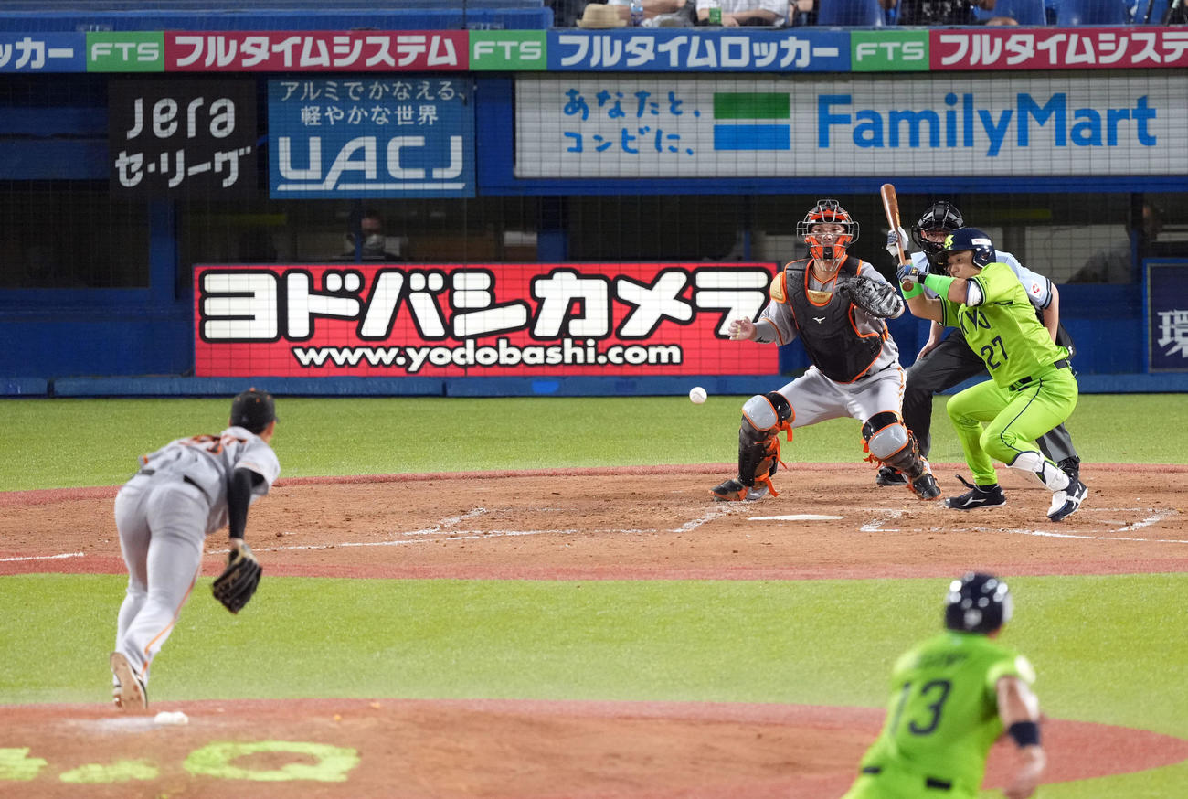 ヤクルト対巨人　4回裏ヤクルト1死二、三塁、スクイズを決める中村。投手井上（撮影・狩俣裕三）