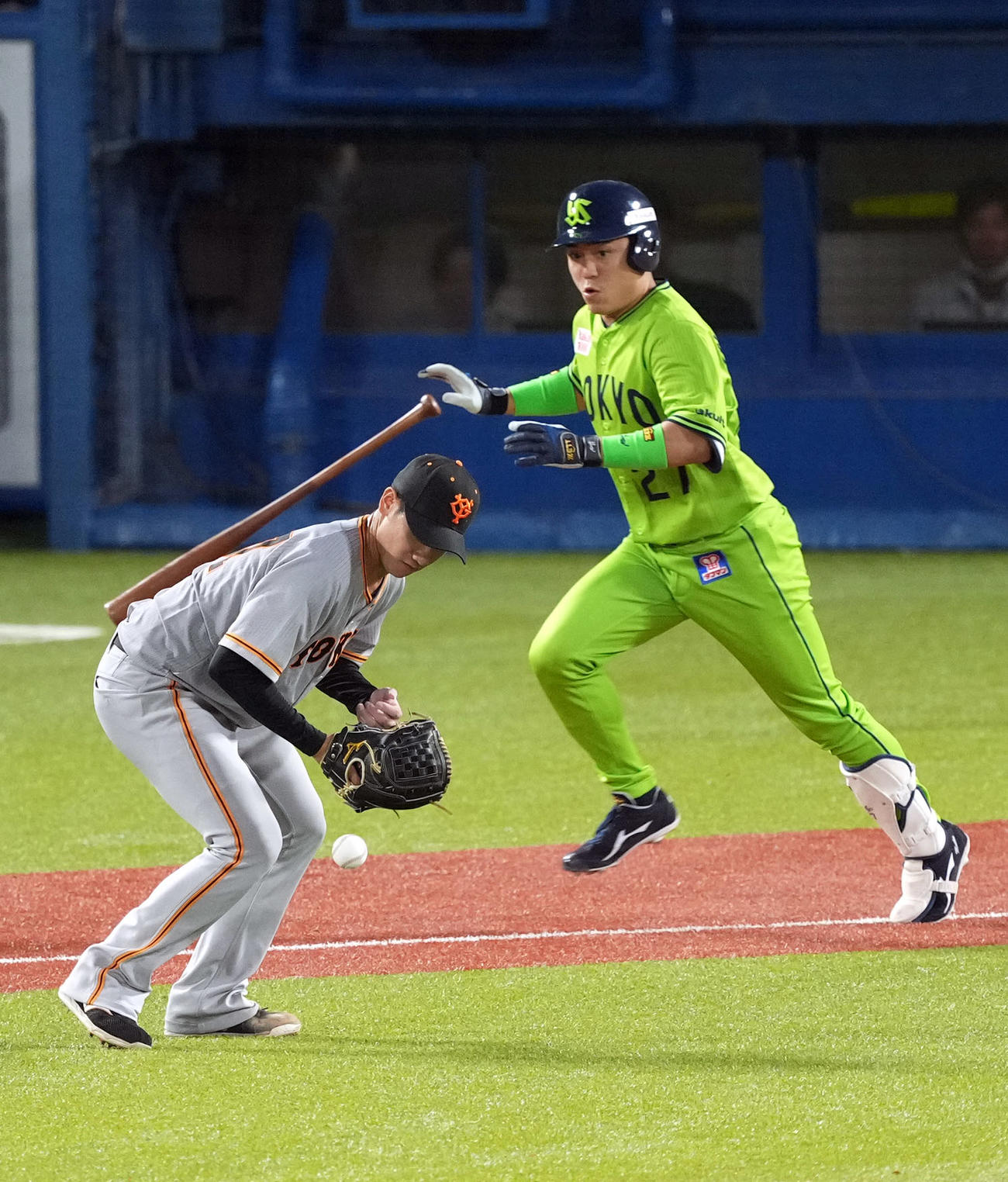 ヤクルト対巨人　4回裏ヤクルト1死二、三塁、中村のスクイズの打球を捕り損なう井上（撮影・狩俣裕三）