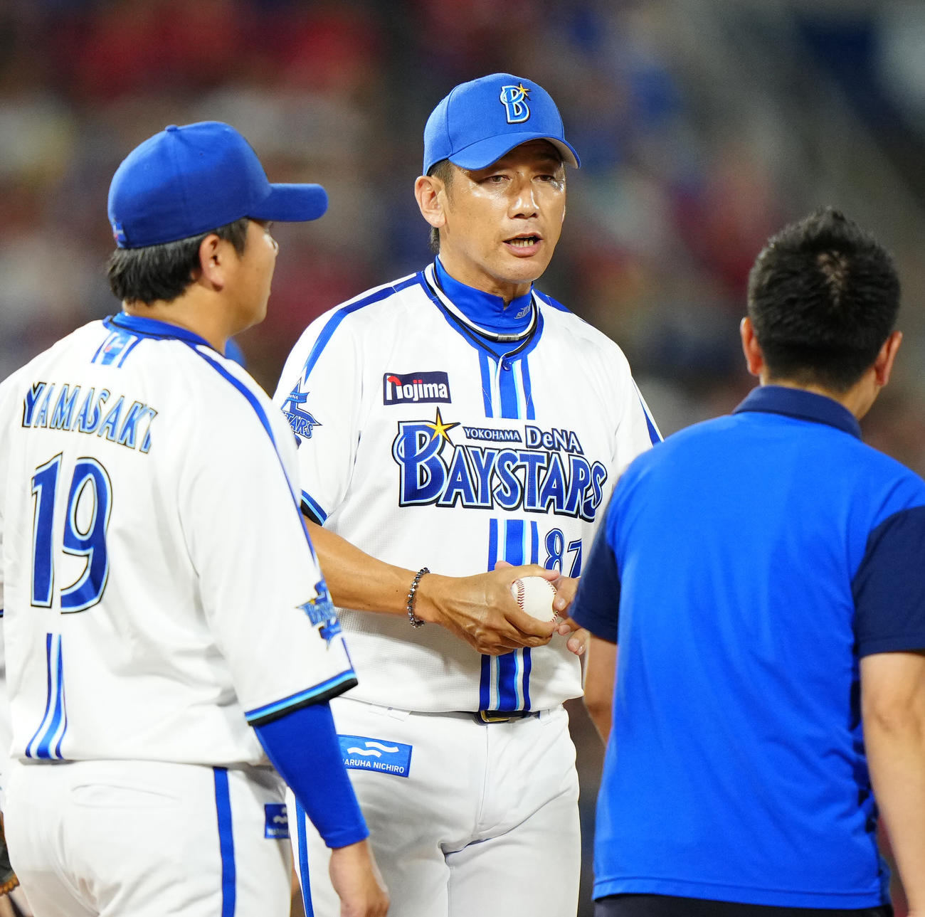 DeNA対広島　9回表、DeNA2番手の山崎（左）の交代でマウンドに向かった三浦監督（撮影・江口和貴）