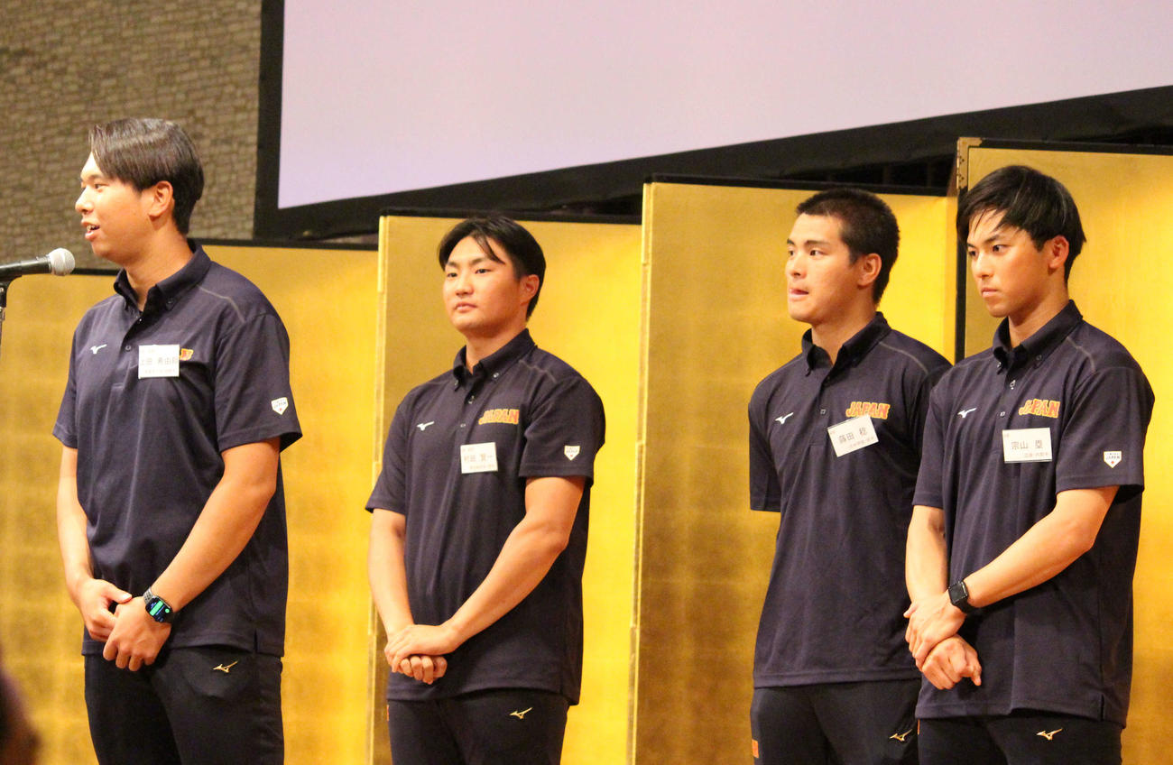 「明大野球部3連覇記念祝賀会」に駆けつけた大学日本代表の左から上田希、村田、蒔田、宗山（撮影・保坂恭子）