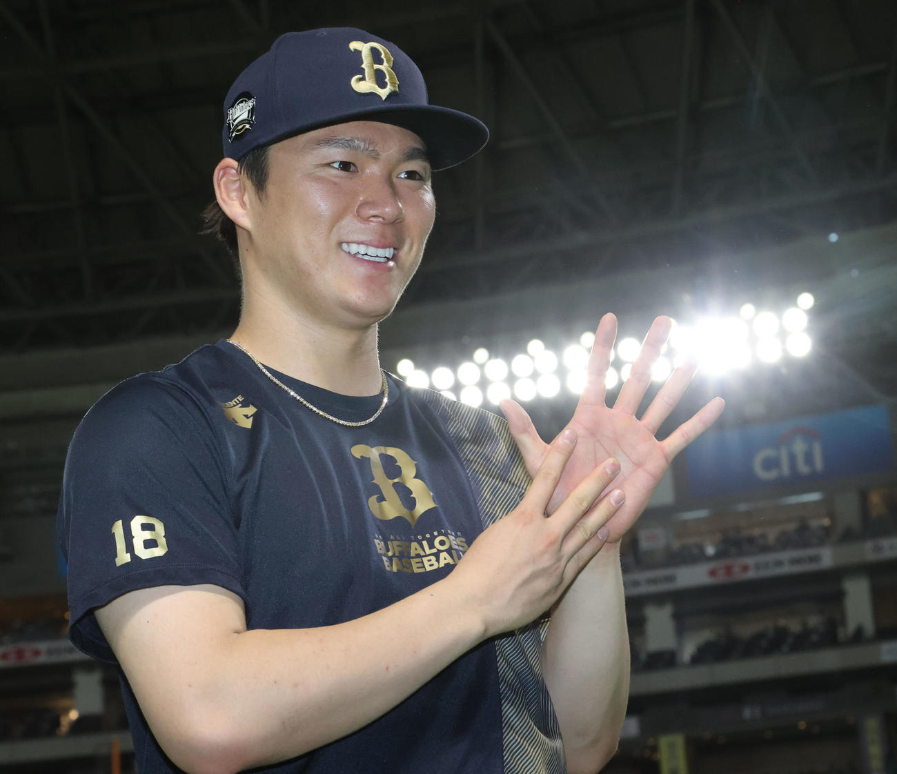 ソフトバンク対オリックス　9勝目を飾り笑顔をみせる山本（撮影・梅根麻紀）