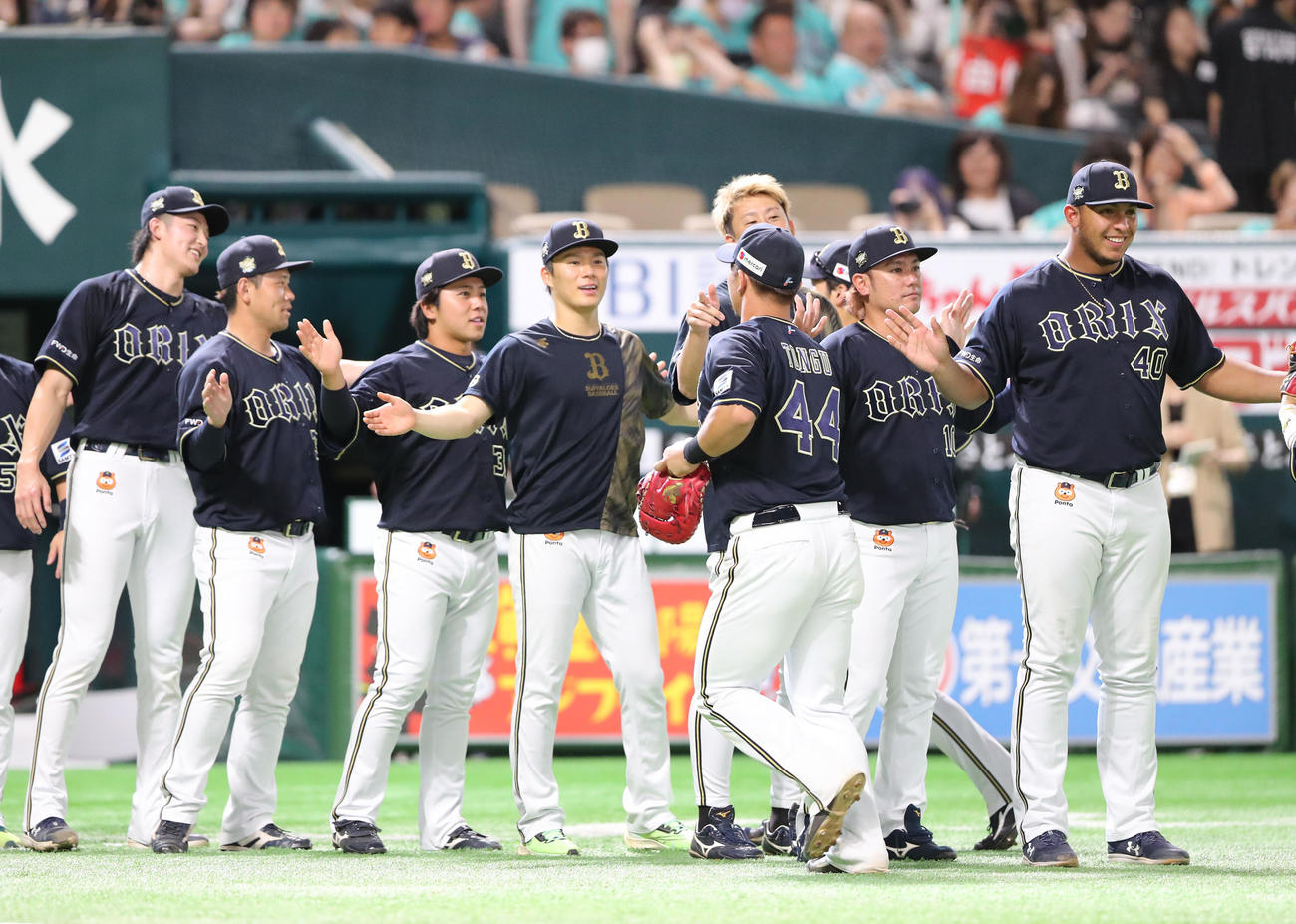ソフトバンク対オリックス　今季9勝目を飾った山本（中央）が頓宮（44番）を出迎える（撮影・梅根麻紀）