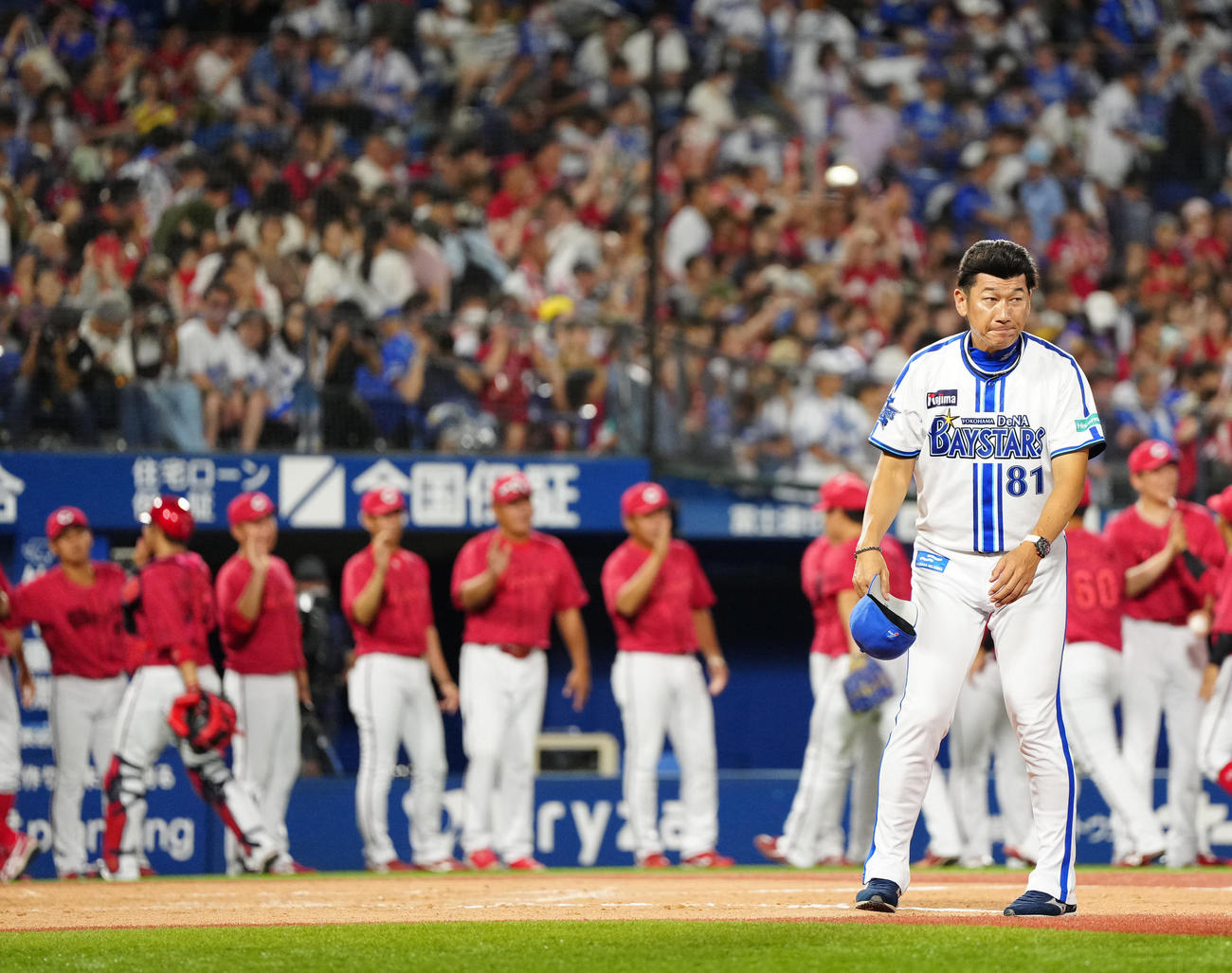 DeNA対広島　試合後、ファンにあいさつするDeNA三浦監督（撮影・江口和貴）