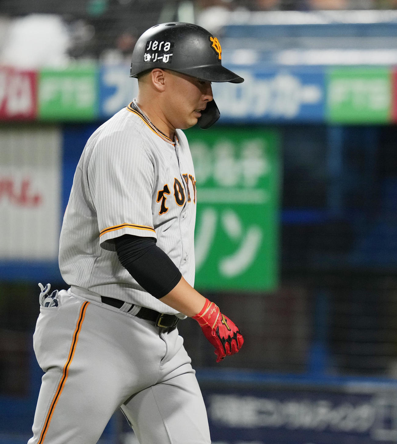 ヤクルト対巨人　6回表巨人無死、空振り三振に倒れベンチへ戻る浅野（撮影・鈴木みどり）
