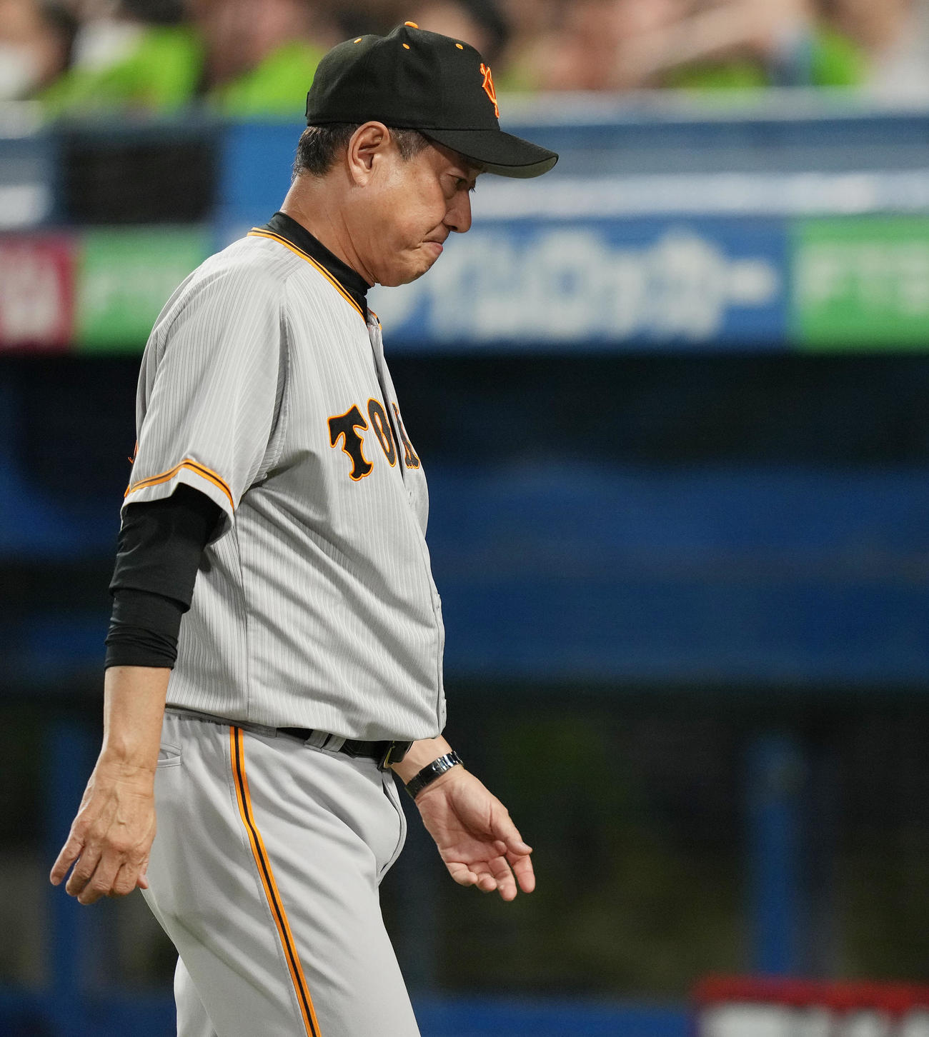 ヤクルト対巨人　7回裏の選手交代を告げ、浮かない表情でベンチへ戻る巨人原監督（撮影・鈴木みどり）