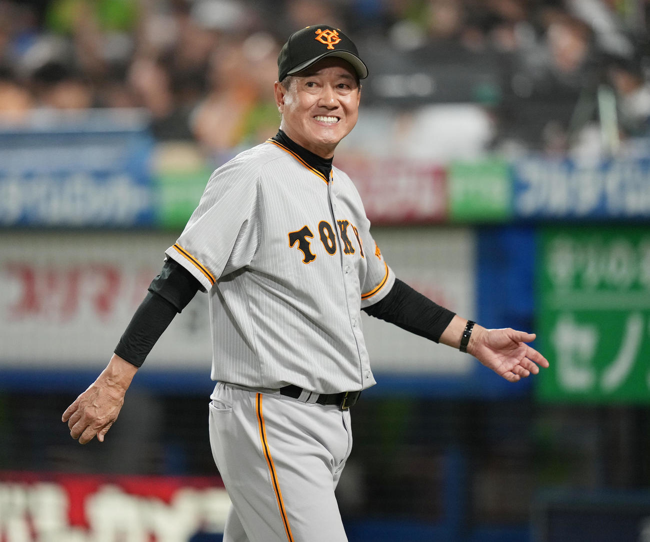 ヤクルト対巨人　6回裏の選手交代を告げ、浮かない表情でベンチへ戻る巨人原監督（撮影・鈴木みどり）