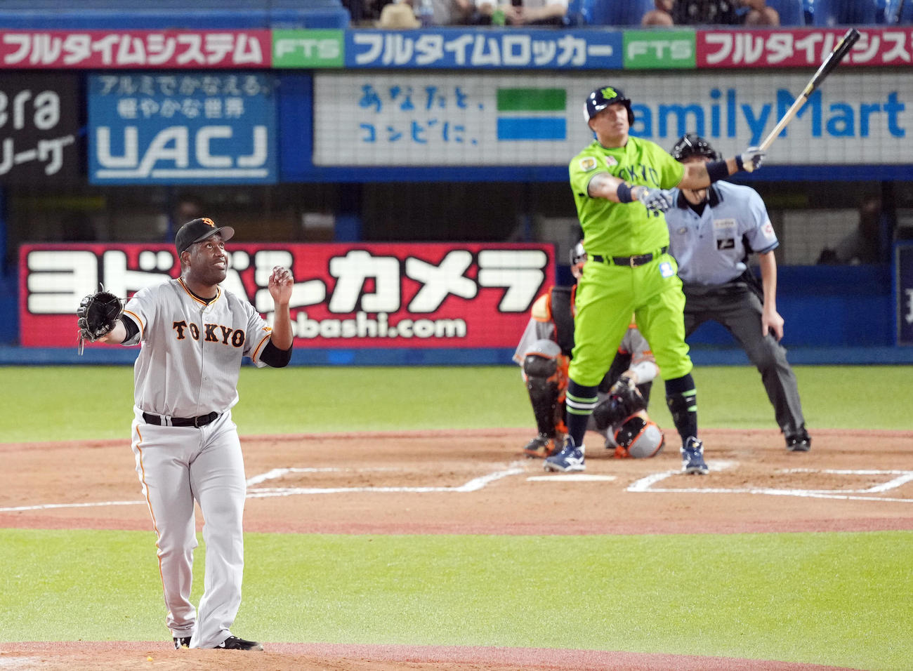 ヤクルト対巨人　6回裏ヤクルト2死、オスナにソロ本塁打を打たれるバルドナード（撮影・狩俣裕三）