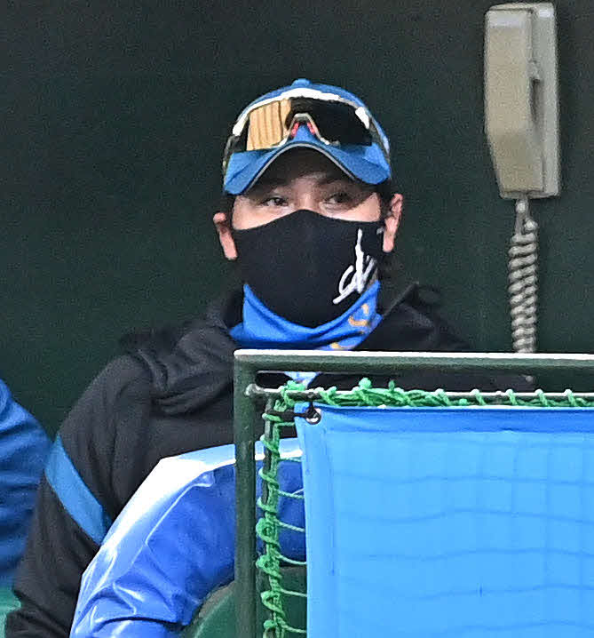 西武対日本ハム　戦況を見守る日本ハム新庄監督（撮影・滝沢徹郎）