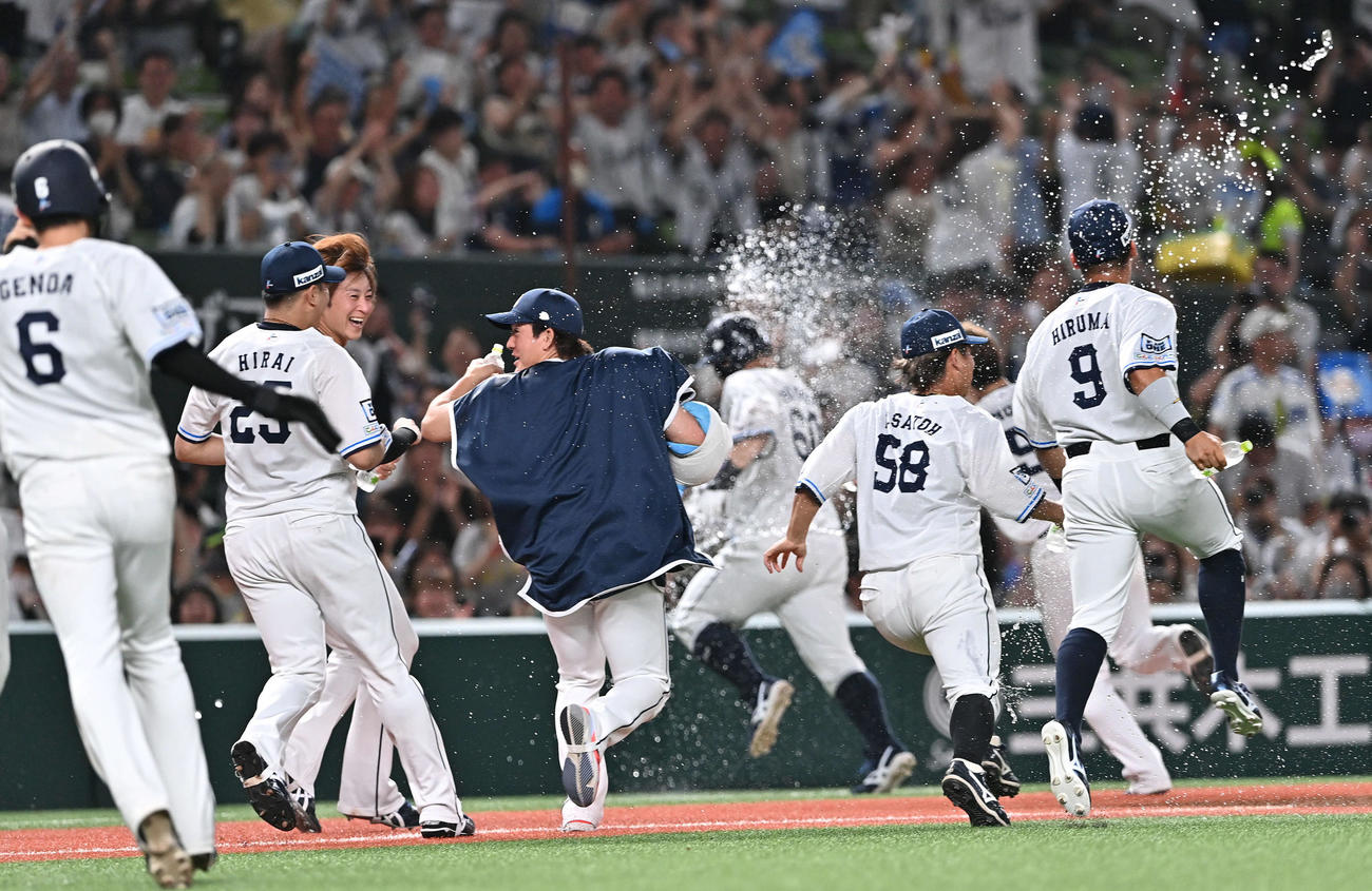 西武対日本ハム　9回裏西武1死二塁、中村のサヨナラ二塁打に喜ぶ選手たち（撮影・滝沢徹郎）