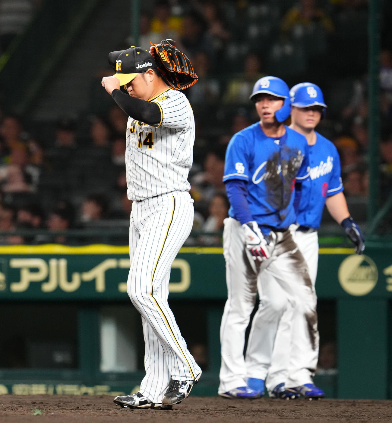 阪神対中日　9回表中日1死二、三塁、岡林に同点の2点適時打を許す阪神岩貞（左）（撮影・藤尾明華）