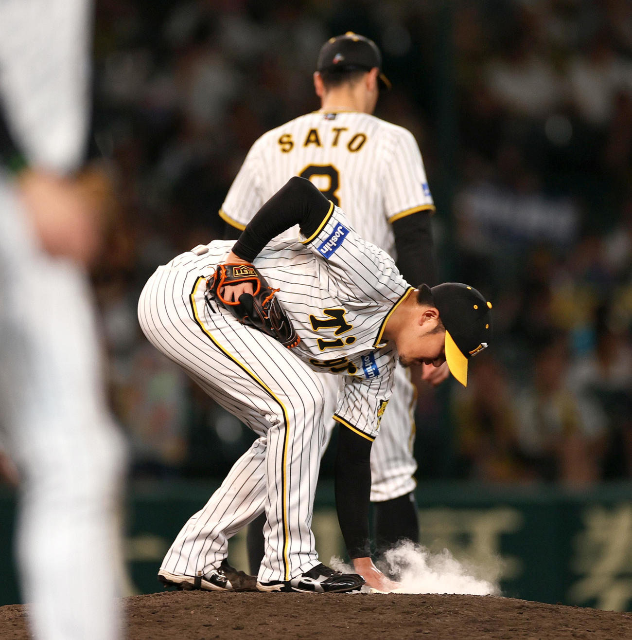 阪神対中日　9回表中日1死二、三塁、岩貞は岡林に右前2点適時打を浴びる（撮影・上山淳一）
