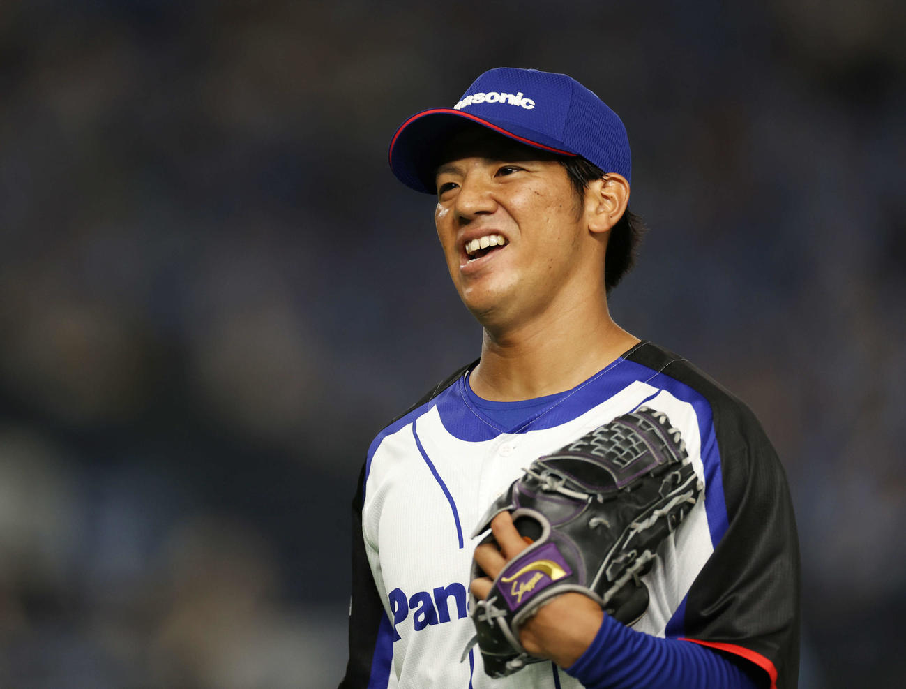 JR西日本対パナソニック　1回表を無失点に抑え、笑顔を見せるパナソニック先発の与座（撮影・宮地輝）