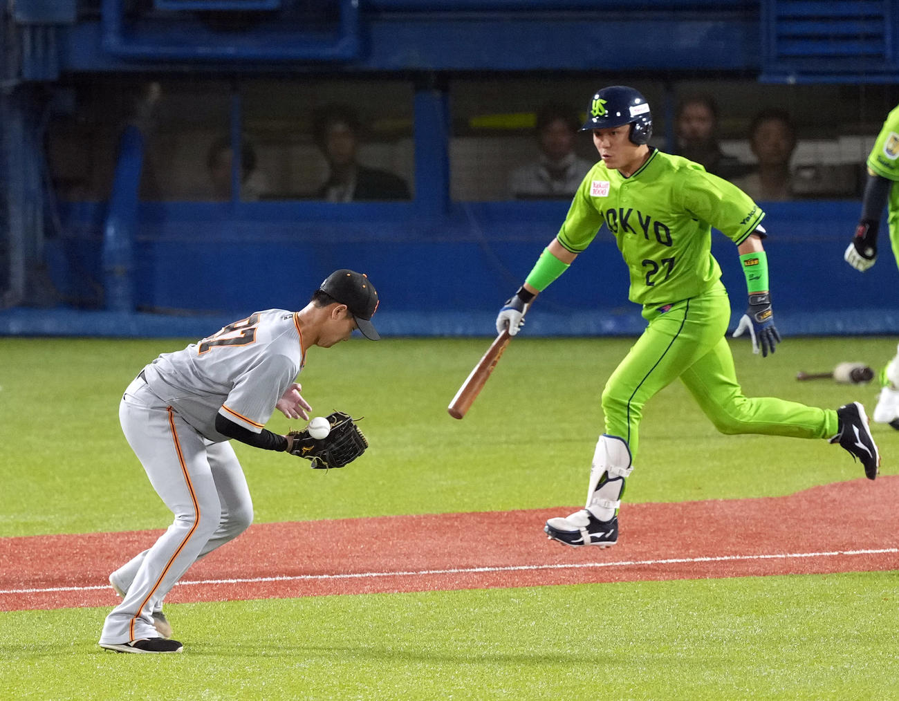 ヤクルト対巨人　4回裏ヤクルト1死二、三塁、中村のスクイズの打球を捕り損なう井上（撮影・狩俣裕三）