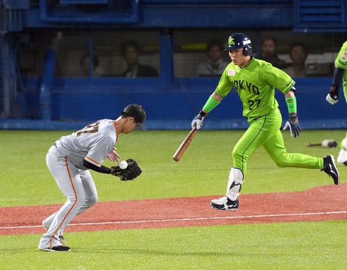 ヤクルト】中村悠平「顔に当ててでも前に転がしてやろう」バットと一体