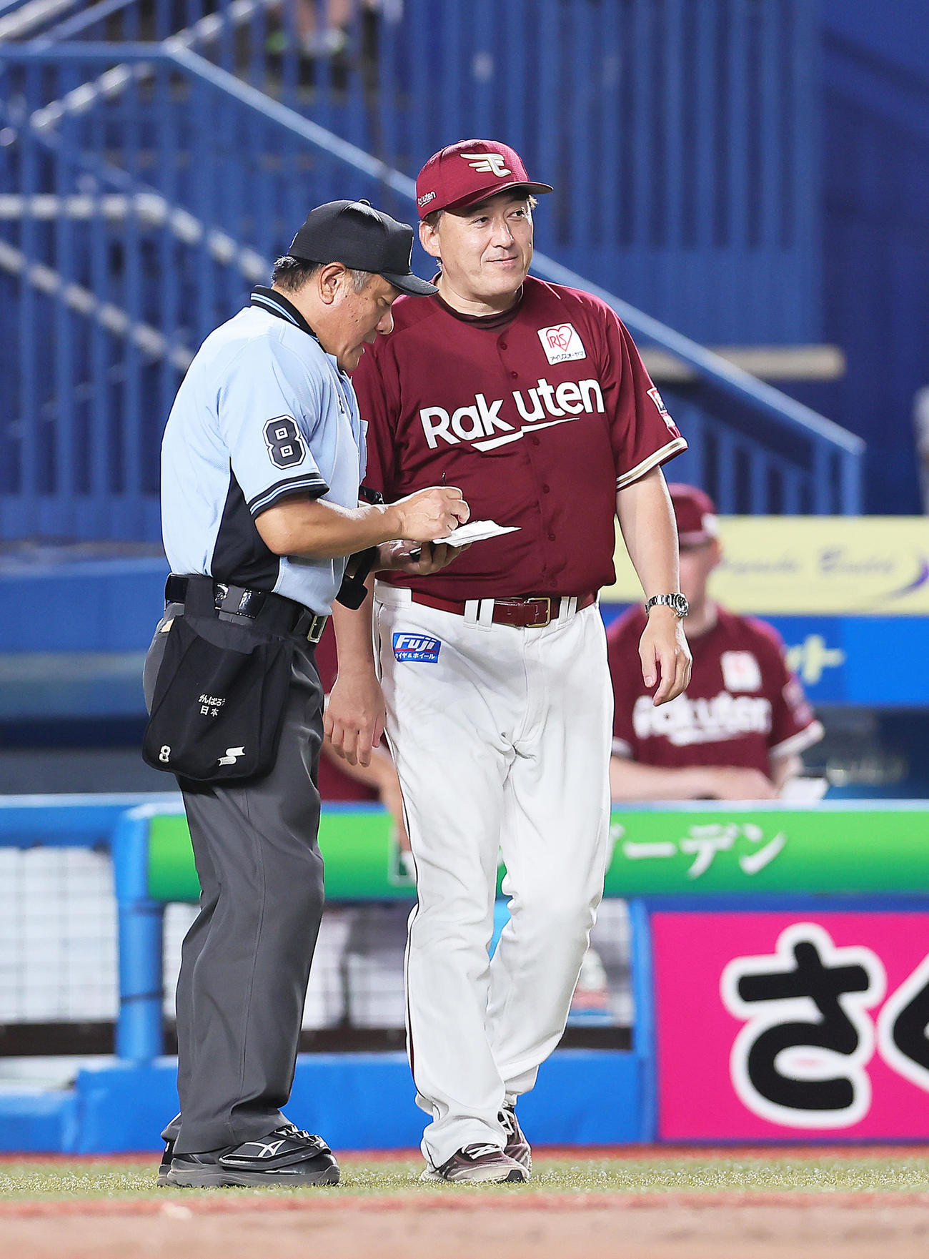 ロッテ対楽天　選手交代を告げる楽天石井監督（撮影・足立雅史）