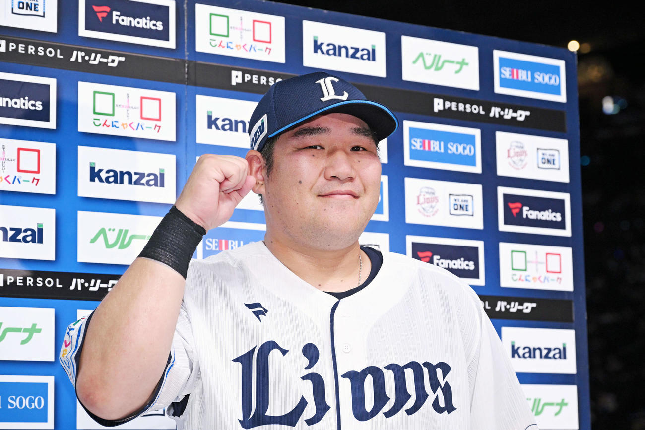 西武対日本ハム　ヒーローインタビューを終えポーズを決める西武中村（撮影・滝沢徹郎）