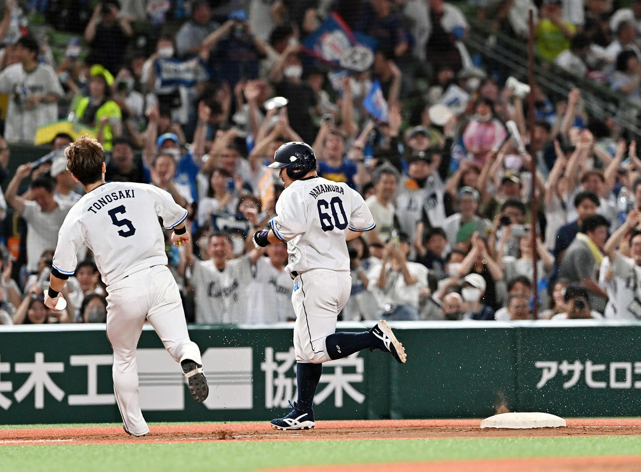 西武対日本ハム　9回裏西武1死二塁、サヨナラの二塁打を放った中村（右）はウオーターシャワーで祝福される（撮影・滝沢徹郎）