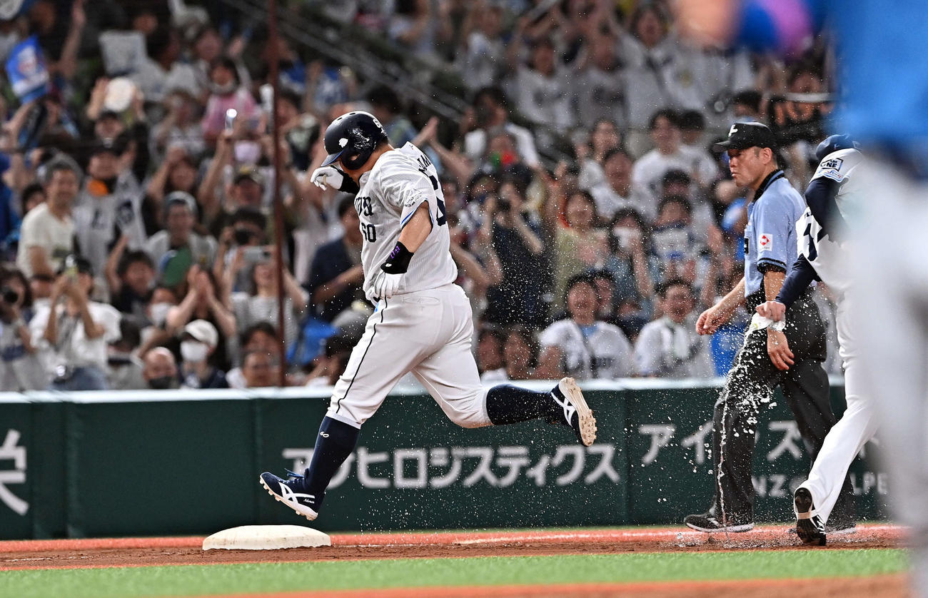 西武対日本ハム　9回裏西武1死二塁、サヨナラの二塁打を放った中村はウオーターシャワーで祝福される（撮影・滝沢徹郎）