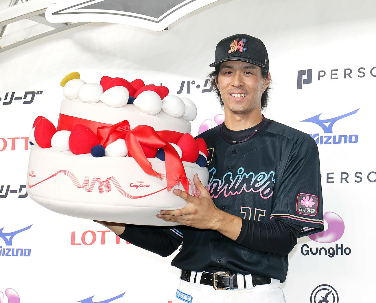 ロッテ対楽天　この日誕生日のロッテ岡はお立ち台でバースデーケーキのクッションを手に笑顔（撮影・足立雅史）