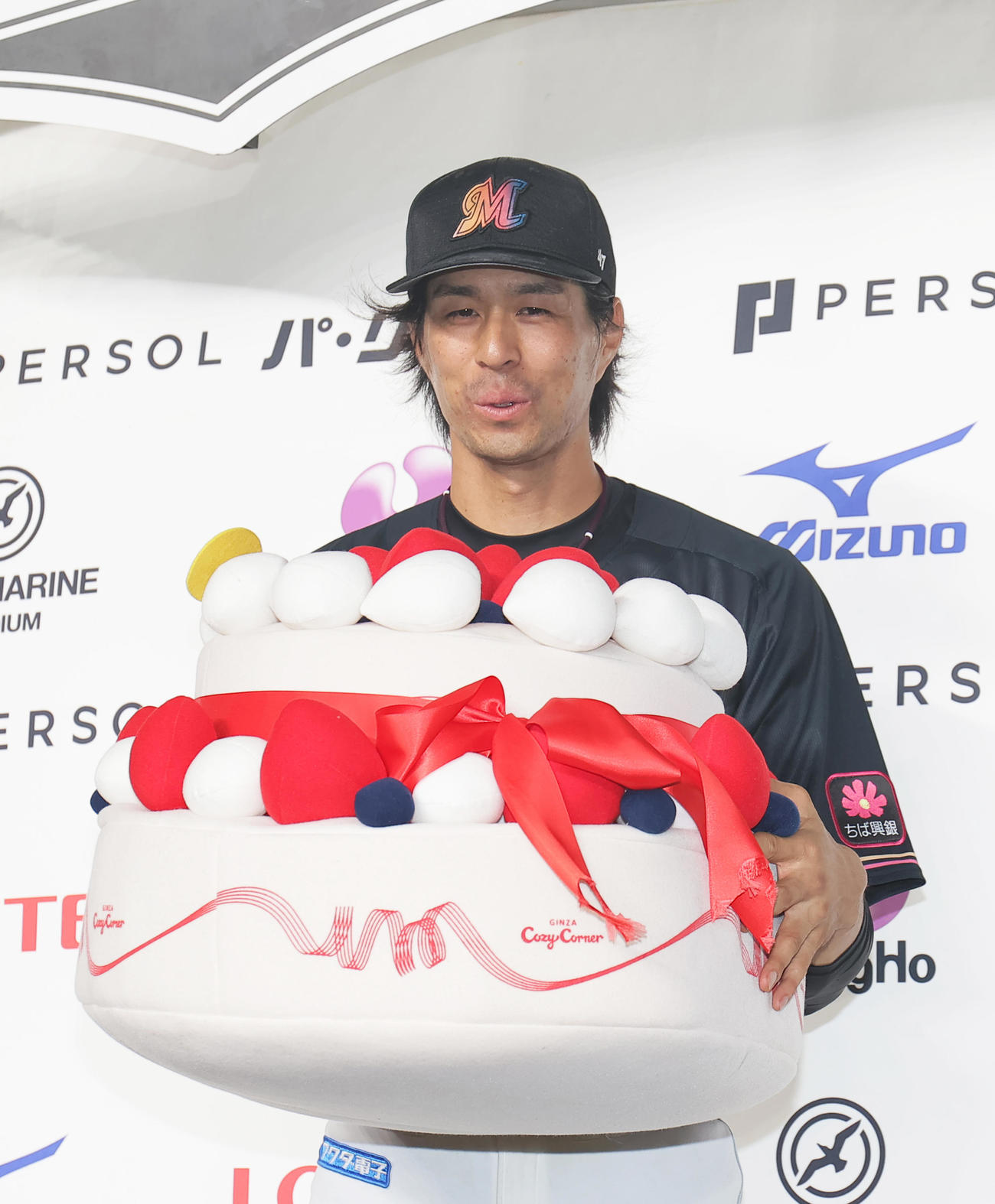 ロッテ対楽天　この日誕生日のロッテ岡はお立ち台でバースデーケーキのクッションを手に笑顔（撮影・足立雅史）