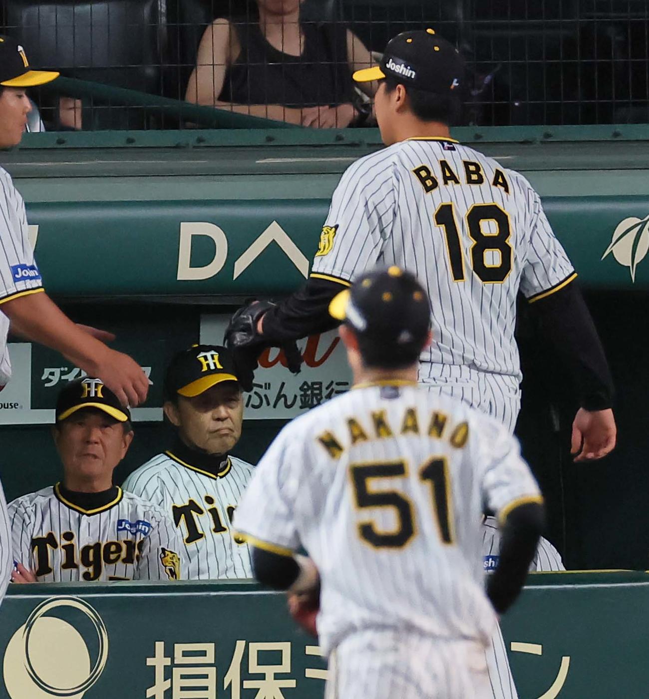 阪神対中日　10回、勝ち越しを許した馬場（右）とベンチで厳しい表情を見せる岡田監督（中央）（撮影・上田博志）