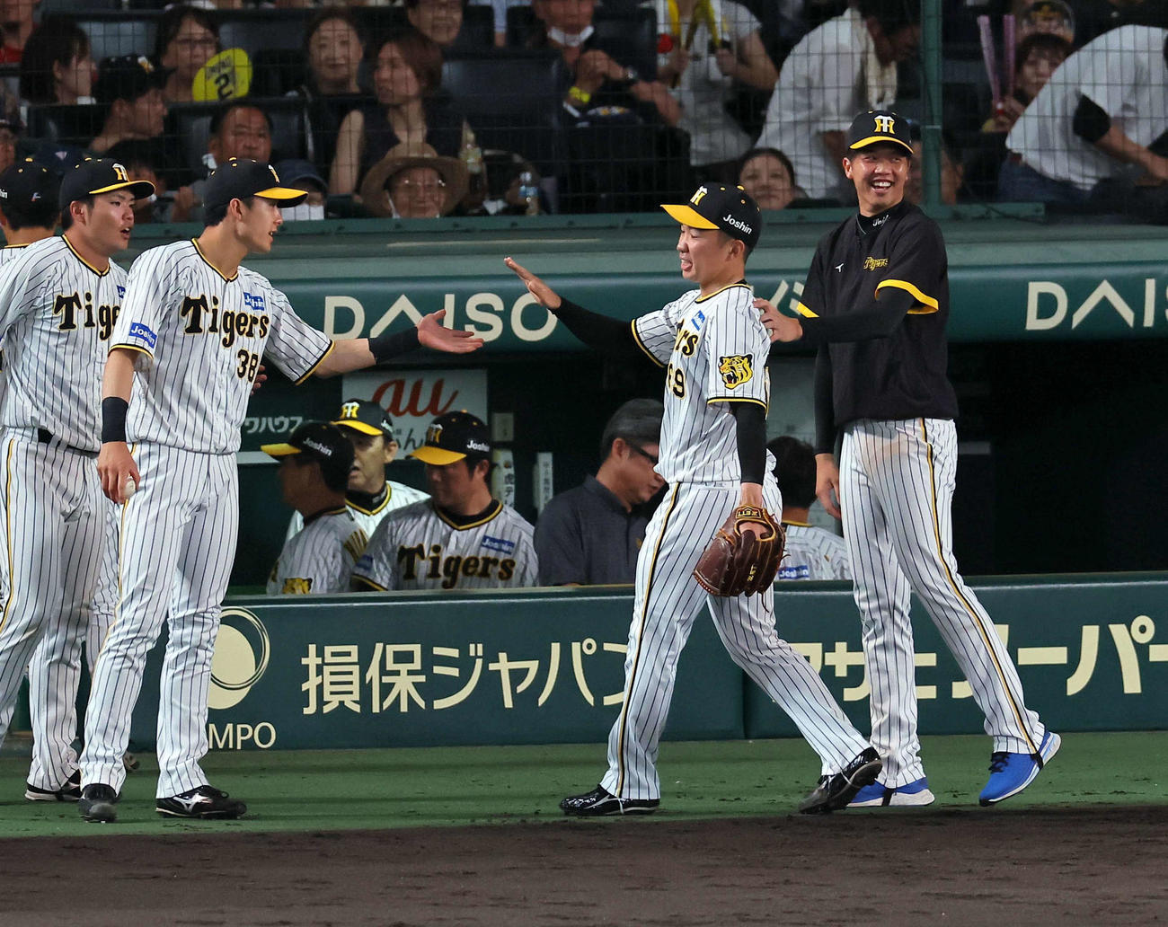 阪神対中日　先発の才木（右）は8回を無失点に抑えた石井（右から2人目）を笑顔で出迎える（撮影・上田博志）