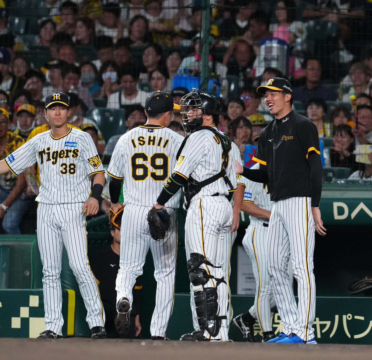 阪神対中日　8回表を終え、石井（69）を出迎える阪神才木浩人（右端）（撮影・藤尾明華）