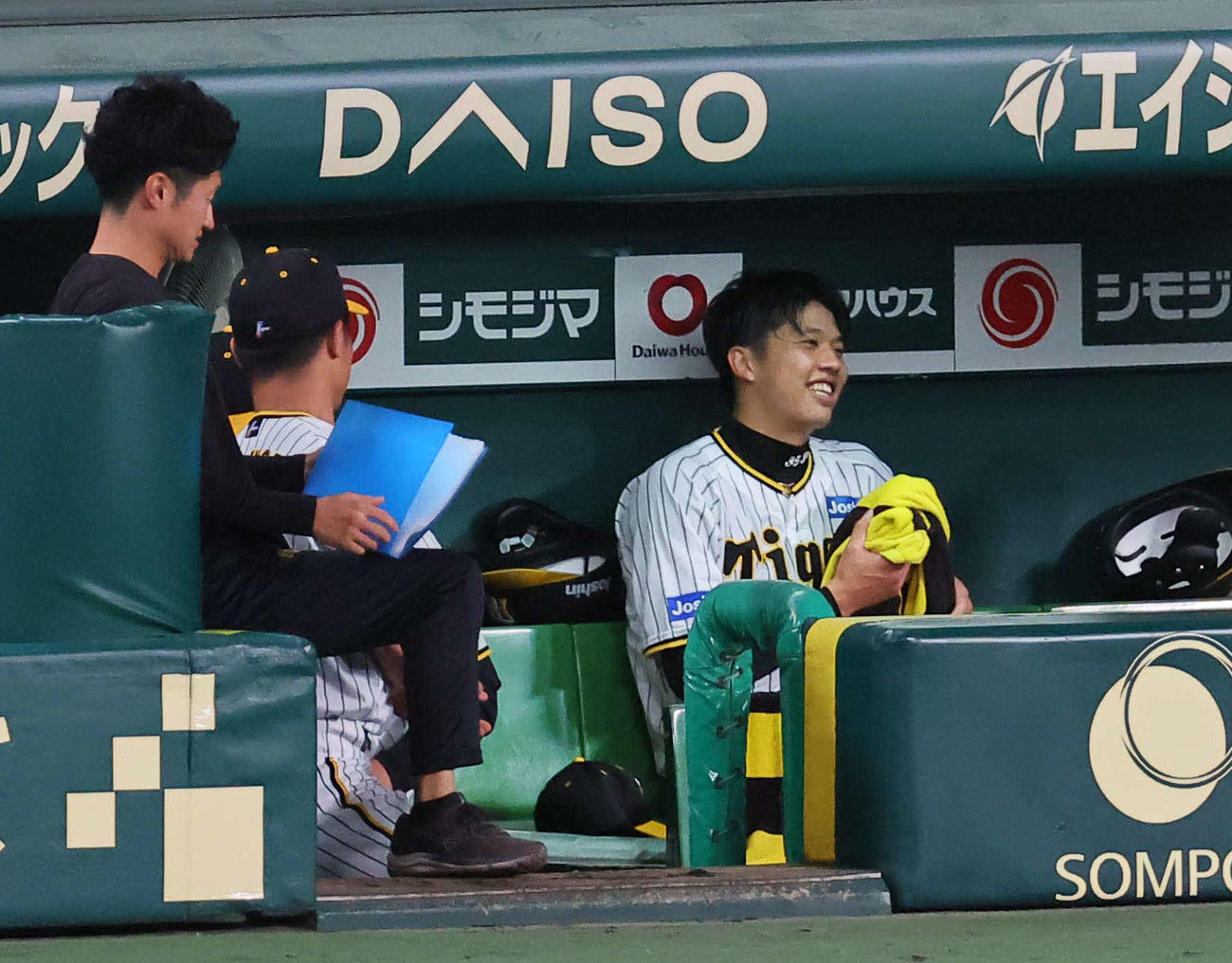 阪神対中日　7回2失点と好投しベンチで笑顔を見せる才木（撮影・上田博志）