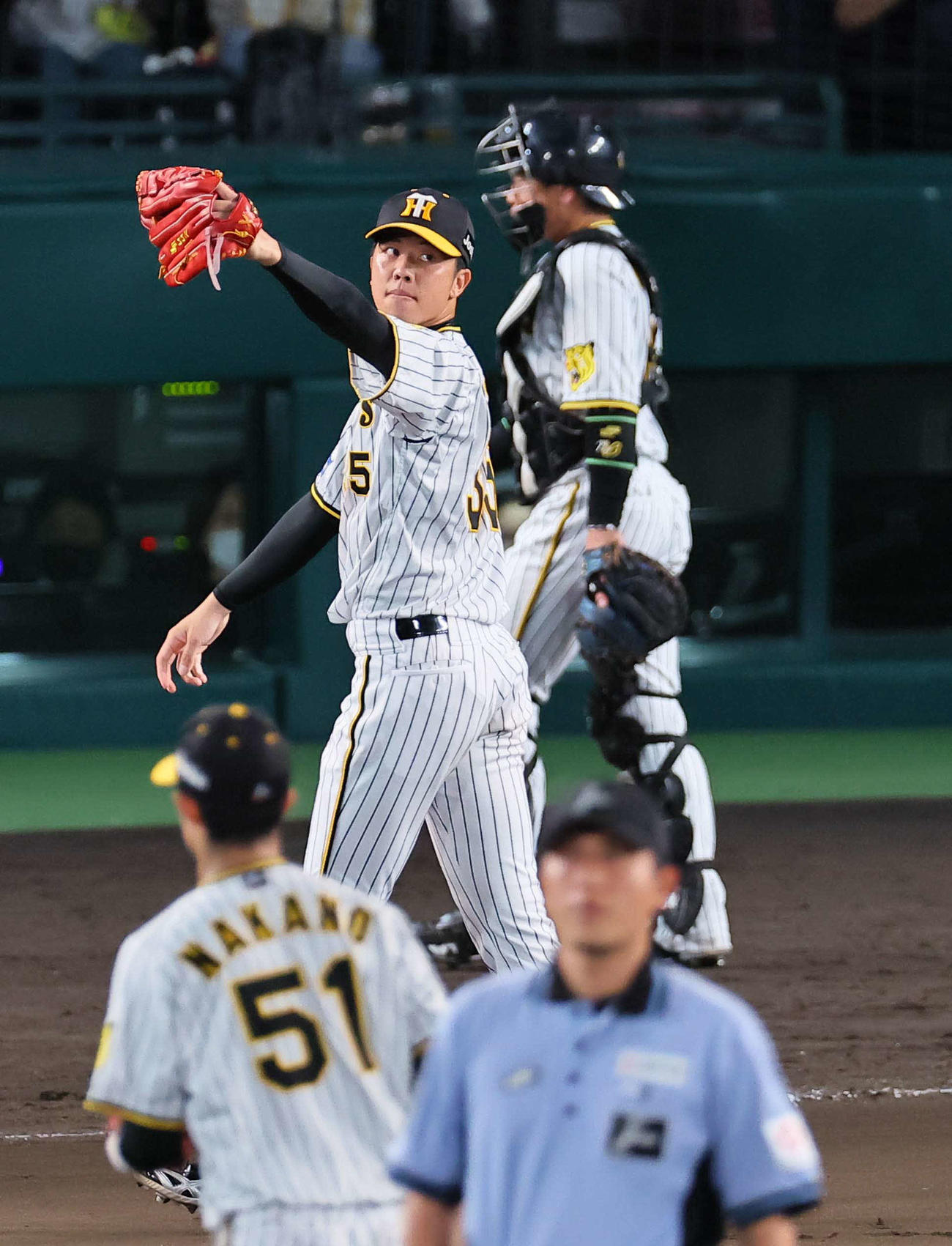 阪神対中日　7回表中日2死一、三塁、岡林を遊直に打ち取りグラブをあげて喜ぶ才木（撮影・上田博志）