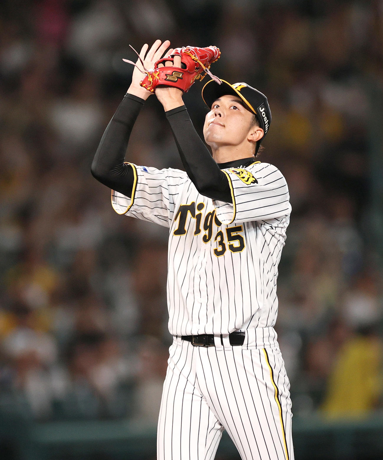 阪神対中日　7回表中日2死一、三塁、才木は岡林を遊直に仕留め喜ぶ（撮影・上山淳一）